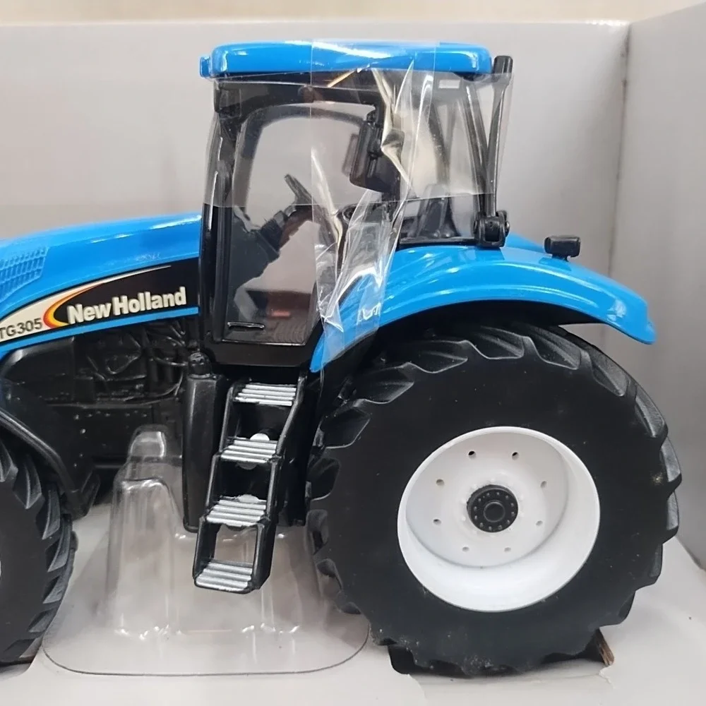 1:32 Scale Ertl Diecast Britains New Holland TG305 Blue Tractor New in Box